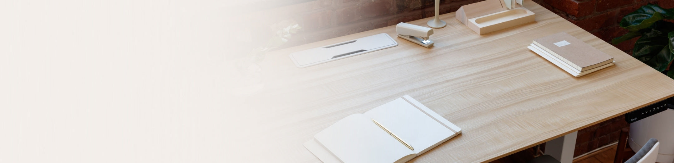 Переговорный стол и рабочее освещение